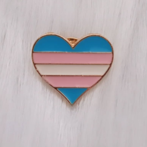 Pin corazón trans