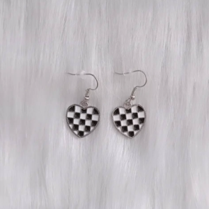 Aros corazones blanco y negro