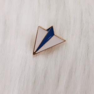 Pin avión de papel