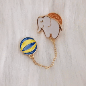 Pin elefante con pelota colgante