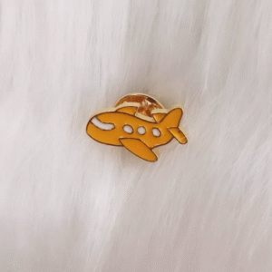 Pin avión amarillo